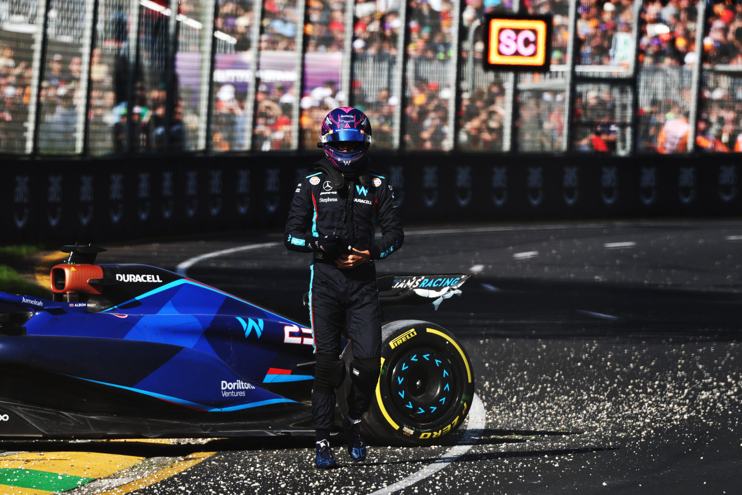 Hajszálon múlt a horrorbaleset az Ausztrál Nagydíjon, ordított a veszélybe kerülő pilóta