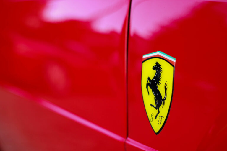 A Ferrari két pole-t is szerzett pénteken, de az egyiket büntetés miatt elbukta