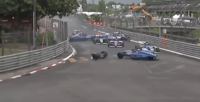 F4 Pau baleset