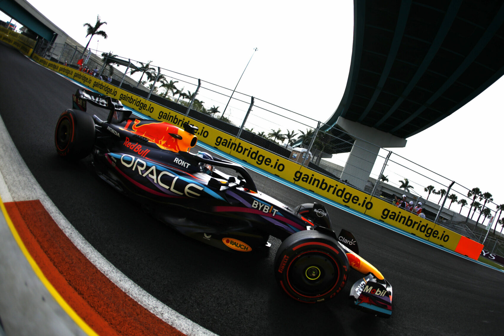 Begurult a Red Bull, és keményen kiosztotta a Mercedest és az FIA-t