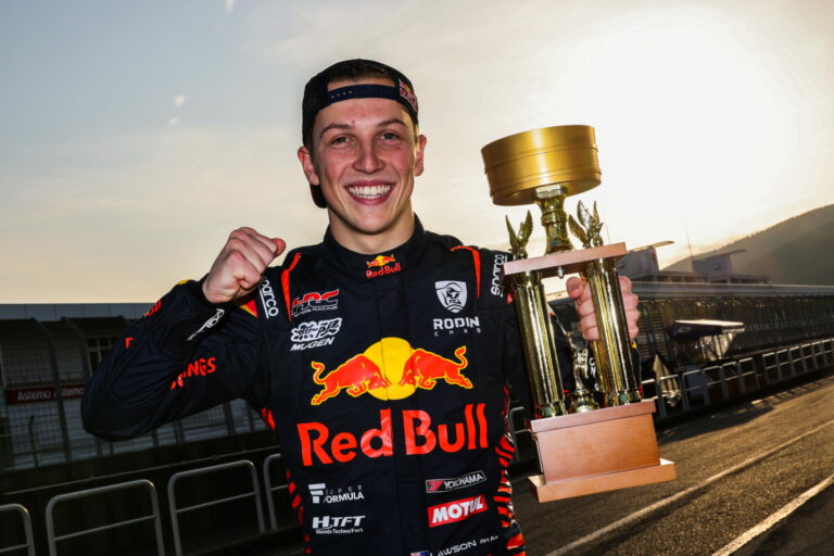 Megint futamot nyert, majd szezon közbeni F1-be igazolásáról beszélt a Red Bull fiatalja