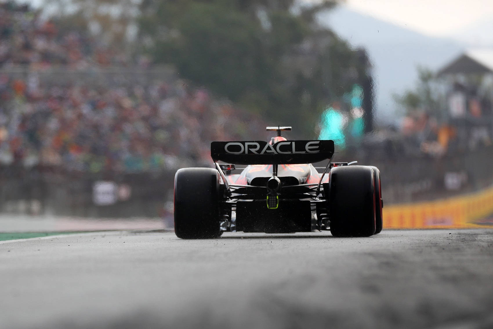 Megérkezett az eső és egy újabb Red Bull-siker – ez történt a harmadik szabadedzésen