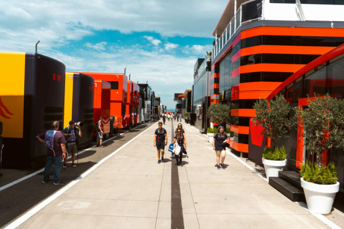 Forma-1, Paddock
