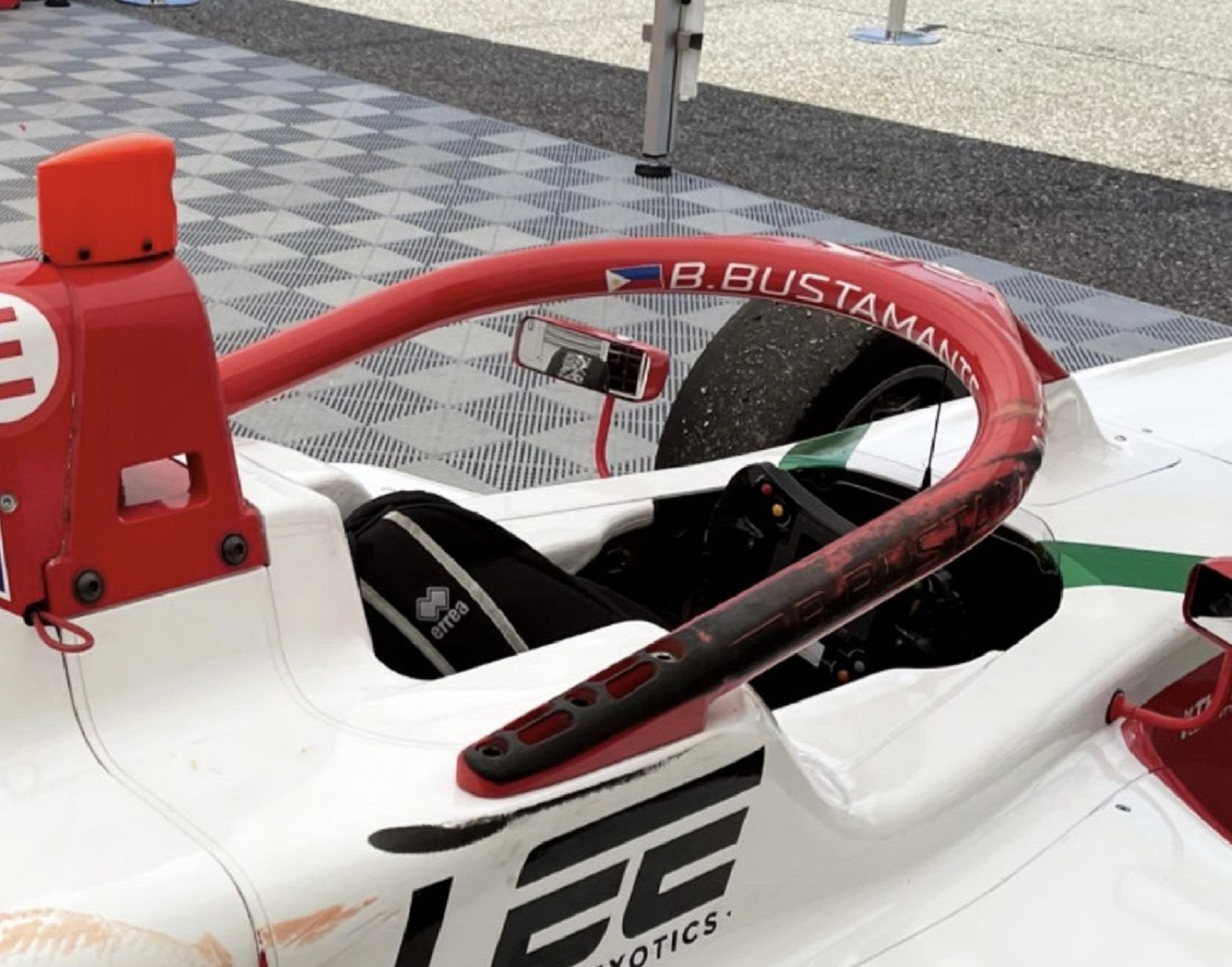 Óriási baleset az F1 Academy-ben, újra életet menthetett a glória (videó)