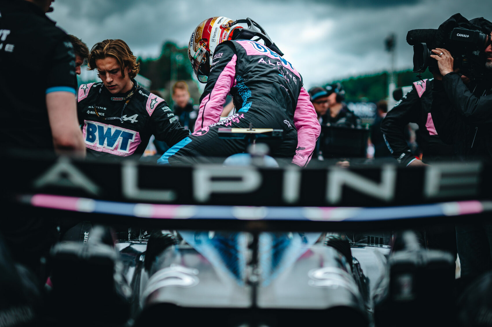 Sírva búcsúztak a kirúgott csapatfőnöktől, aki aggódik a volt alkalmazottaiért