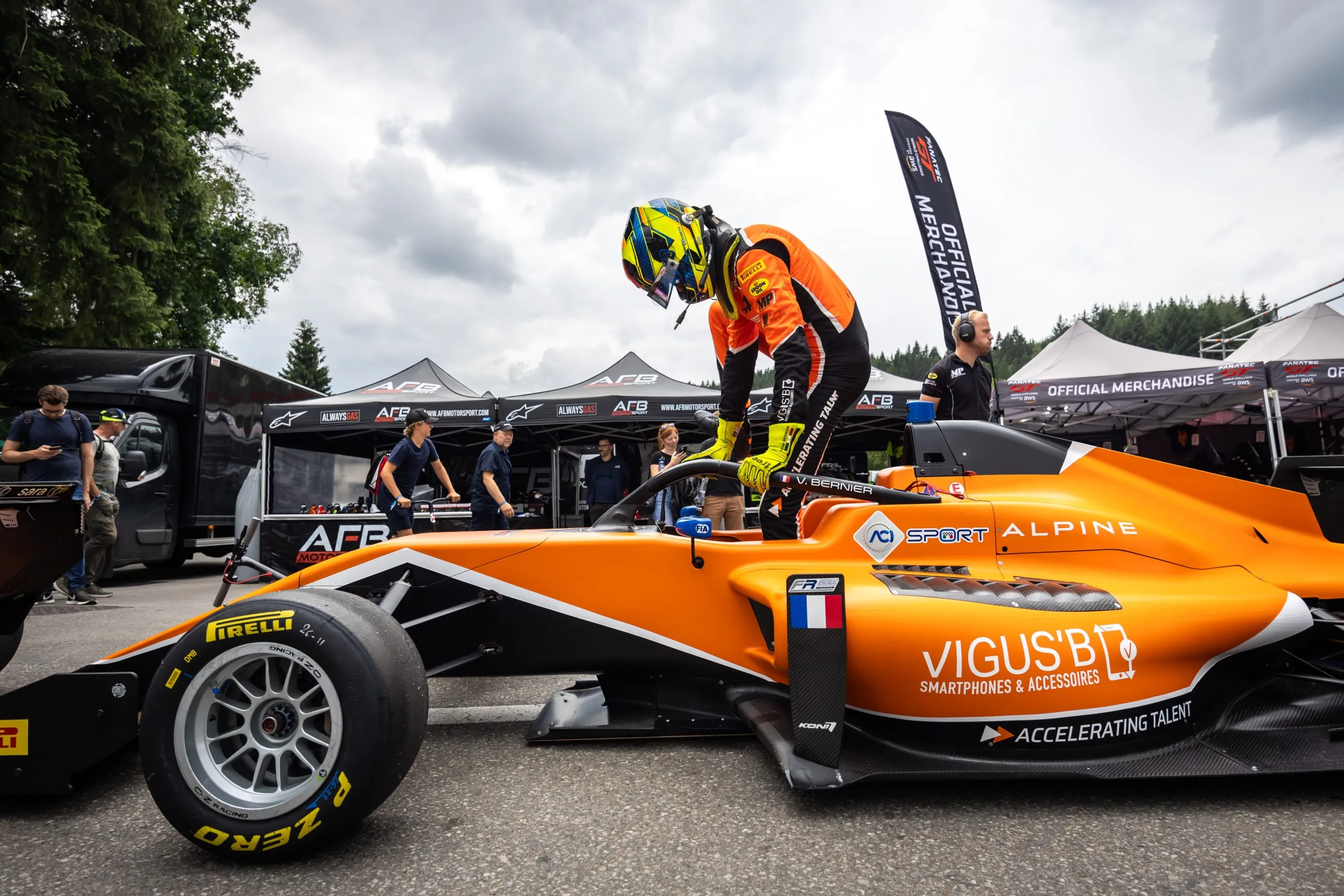 Hihetetlen: kakis emojiért kapott büntetést a fiatal autóversenyző csapata