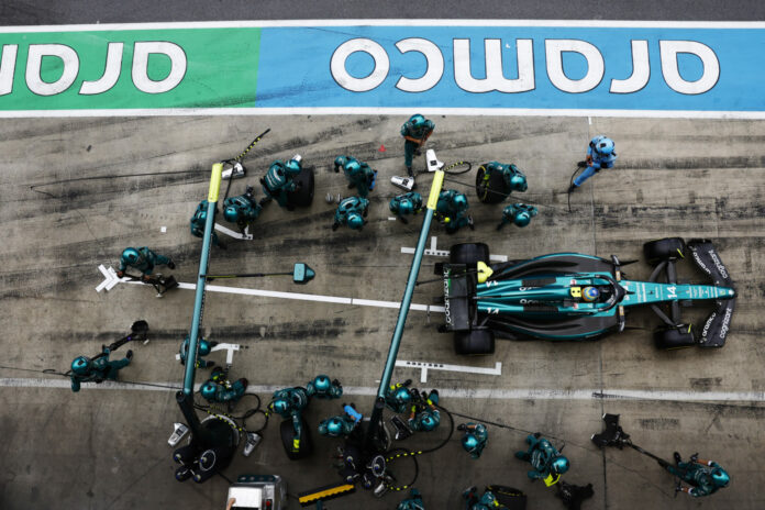 F1 Alonso Aston Martin kerékcsere szerelők