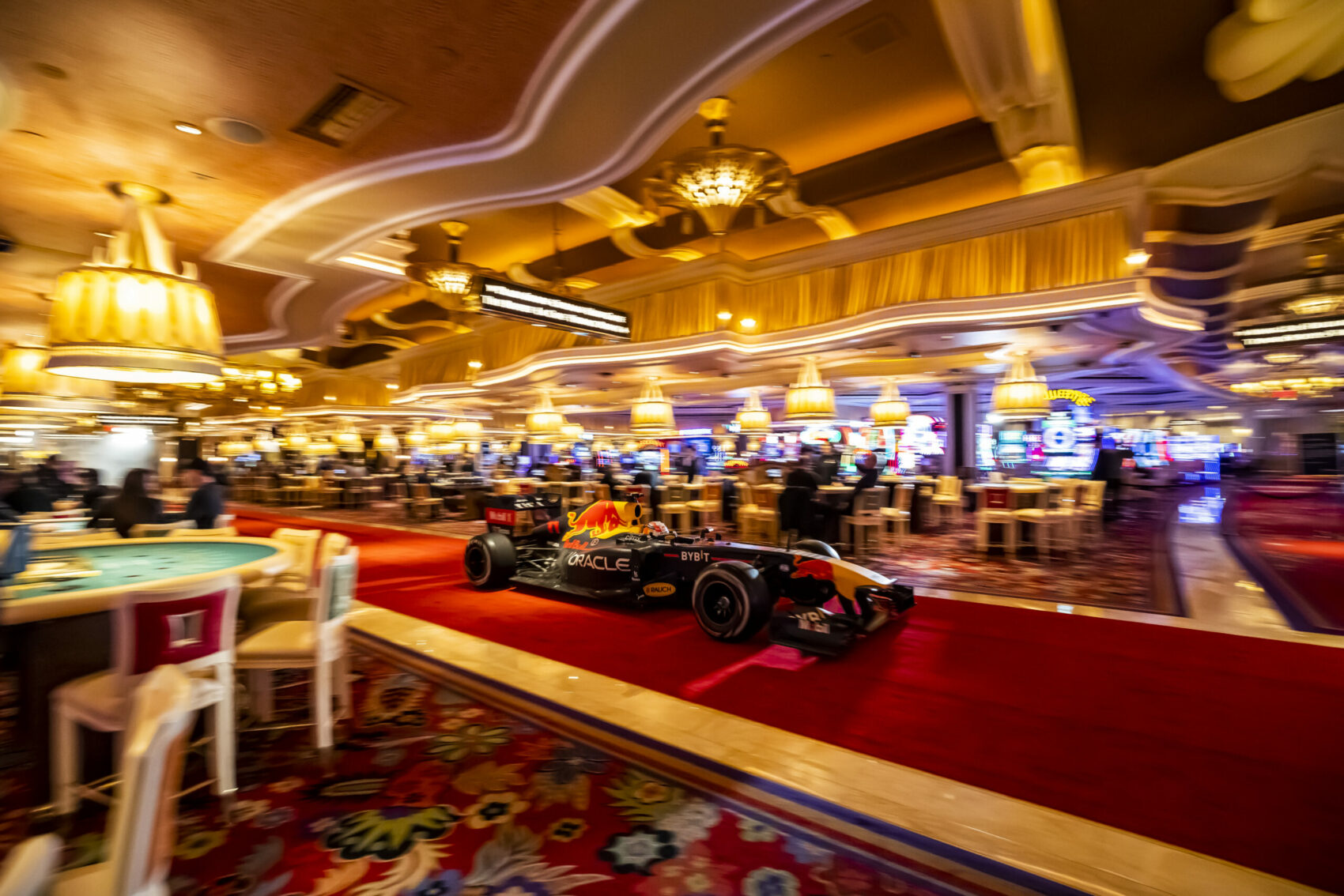 Forma-1-es autó egy kaszinóban? – a Red Bull ezt is megoldotta