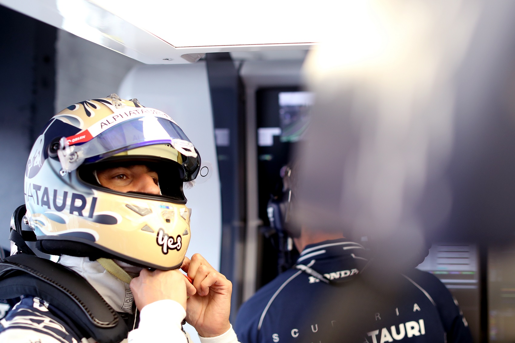 Ricciardo csuklóját kórházban vizsgálják, Lawson és de Vries már készülődik