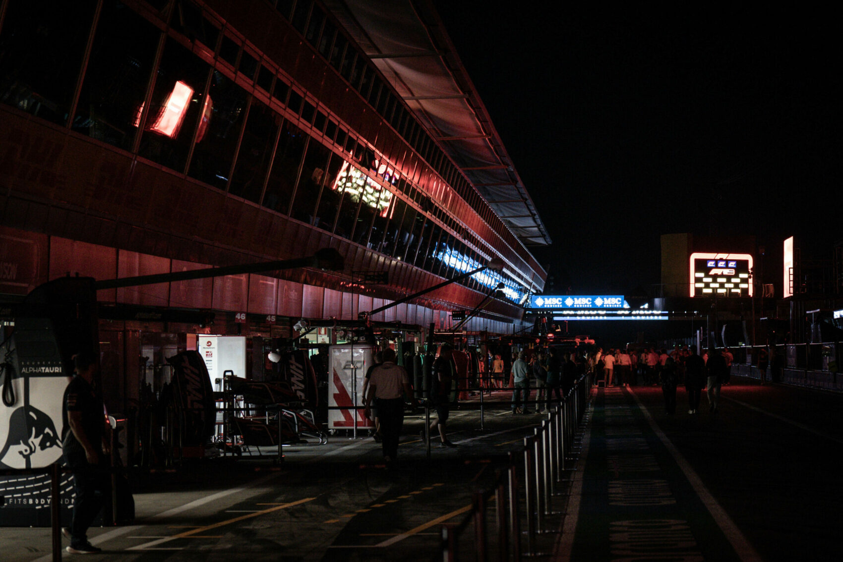F1 Monza éjszaka bokszutca paddock