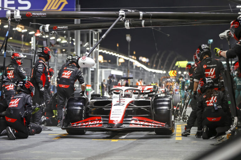 F1 Kevin Magnussen Haas szerelők garázs kerékcsere