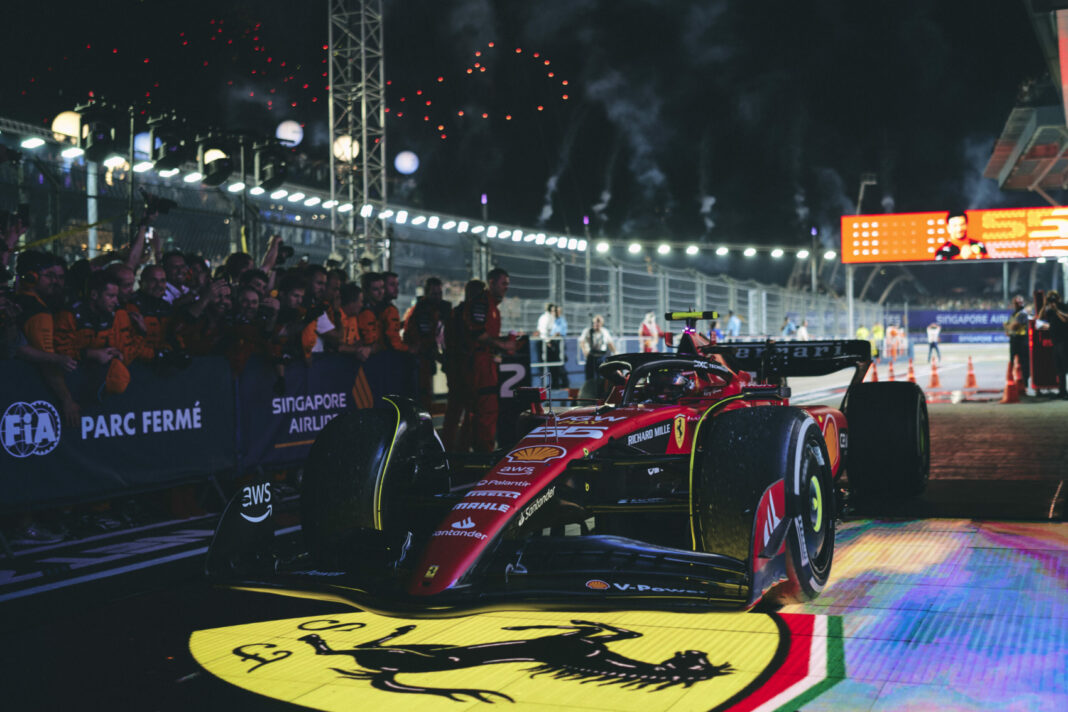 F1 Carlos Sainz bokszutca ünneplés
