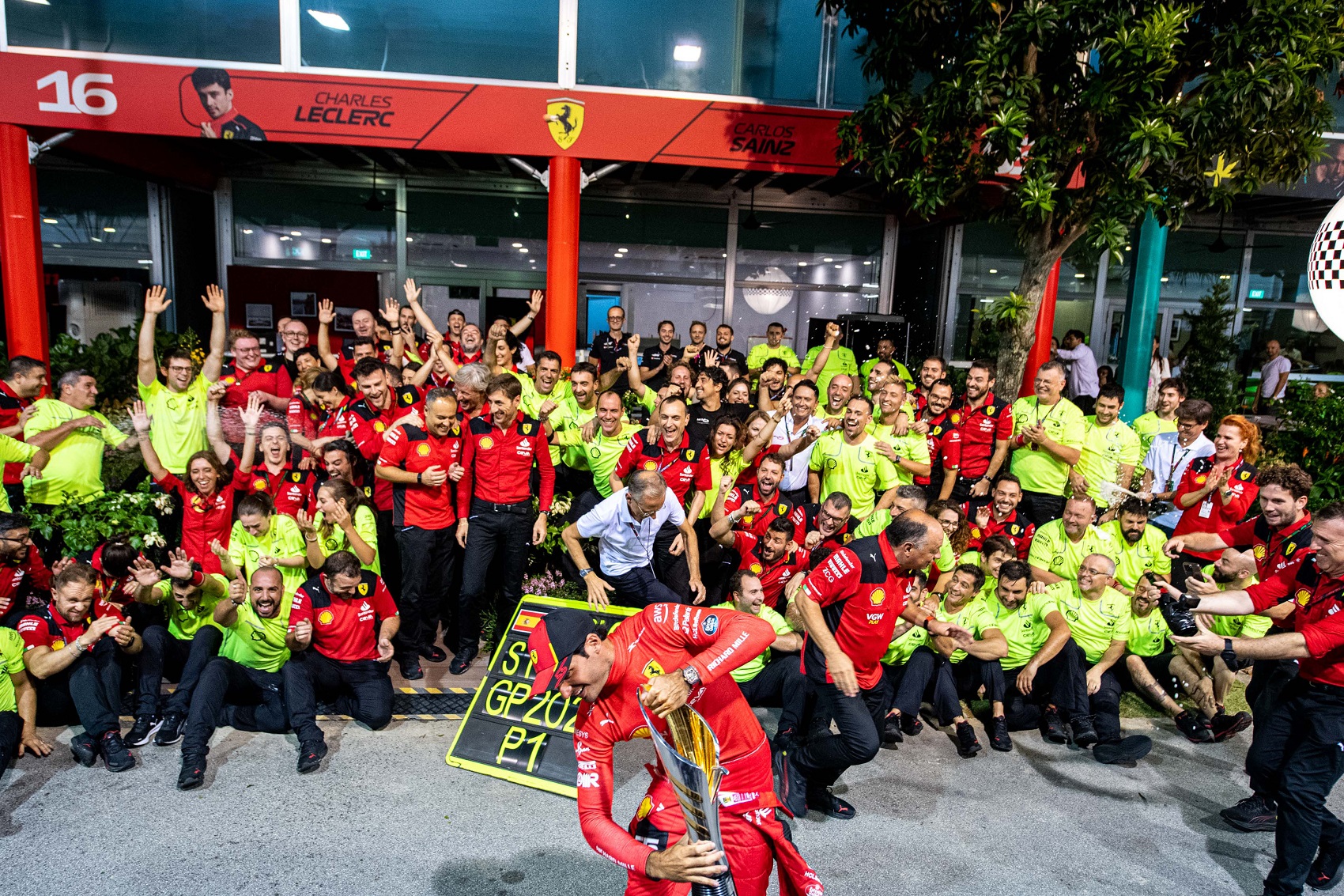 Sainz nem akart a Red Bull sorsára jutni, testével védte a trófeát (videó)