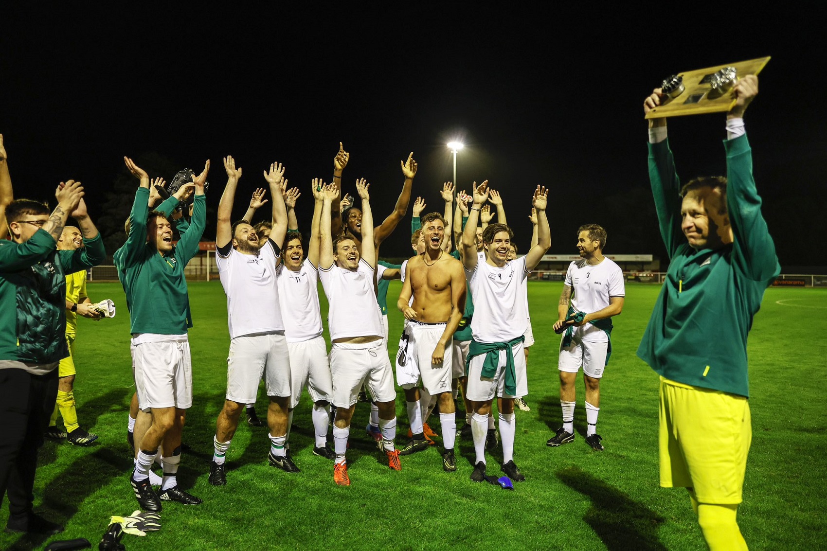 Kikapott a Mercedes az Aston Martintól egy jótékonysági meccsen (képek)