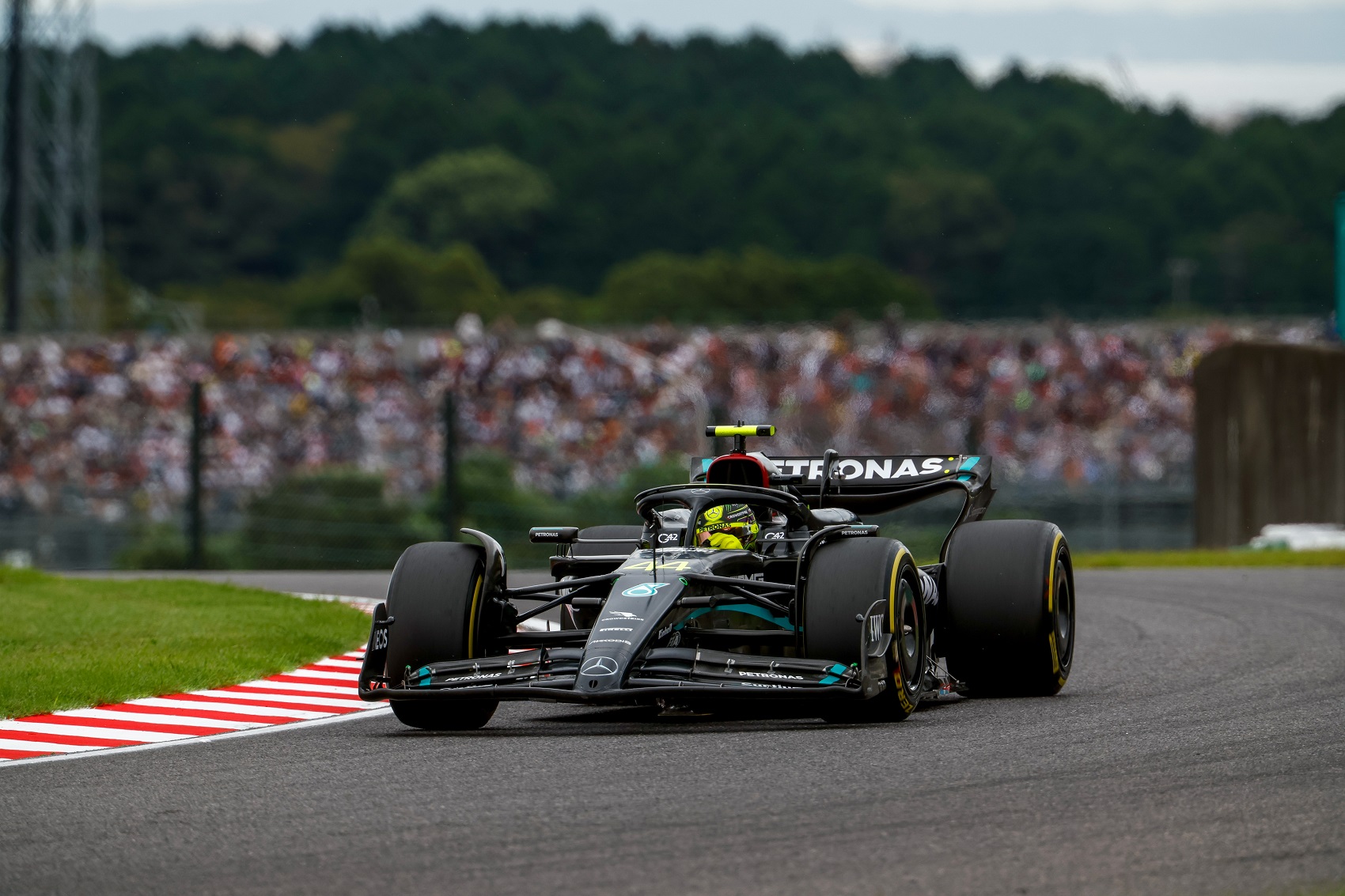 Hamilton „megkezdte az aggódást” a kihívásokkal teli szabadedzések után