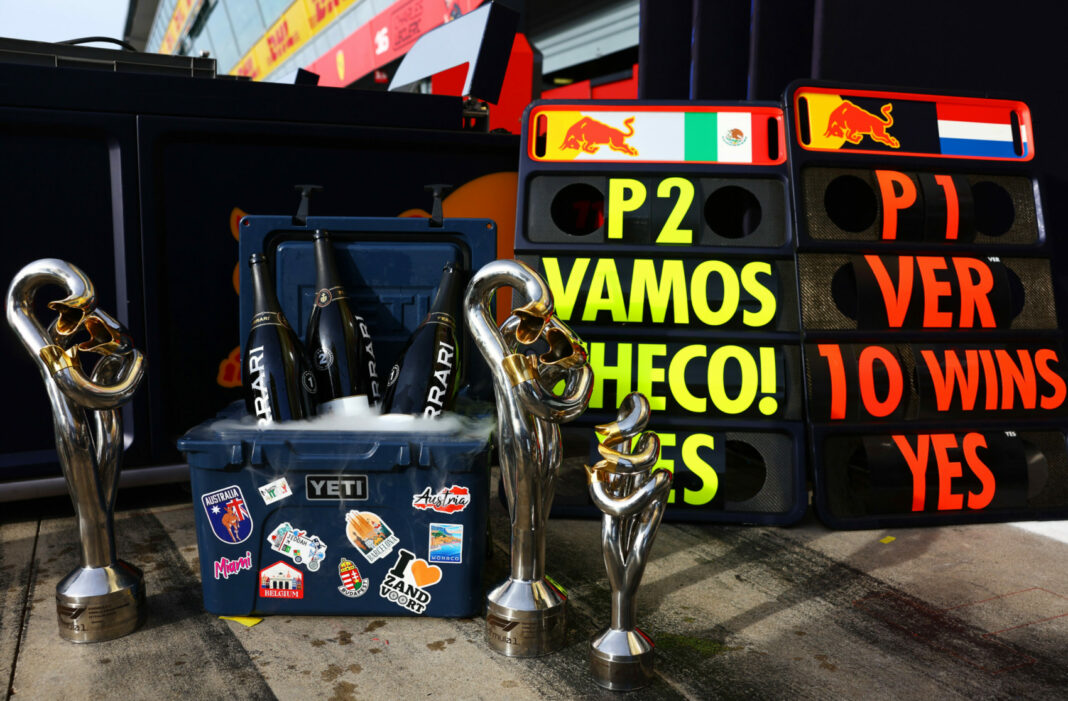 F1 Monza Verstappen trófea tábla