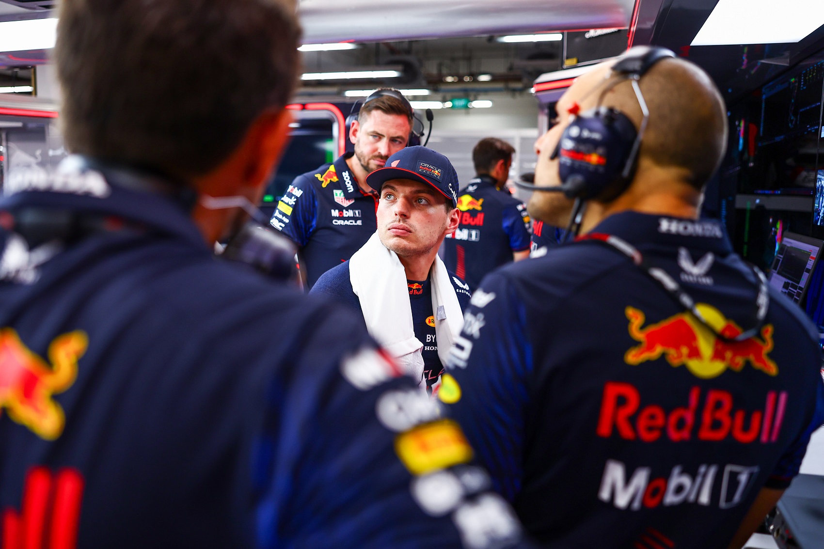 Az AlphaTauri távolmaradása, és a stewardok ítélete többeket „kiborított” a Verstappen-ügynél