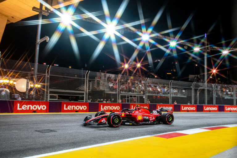 Sainz törte meg a Red Bull uralmát, miután Russell falba tette a Mercedes csodataktikáját