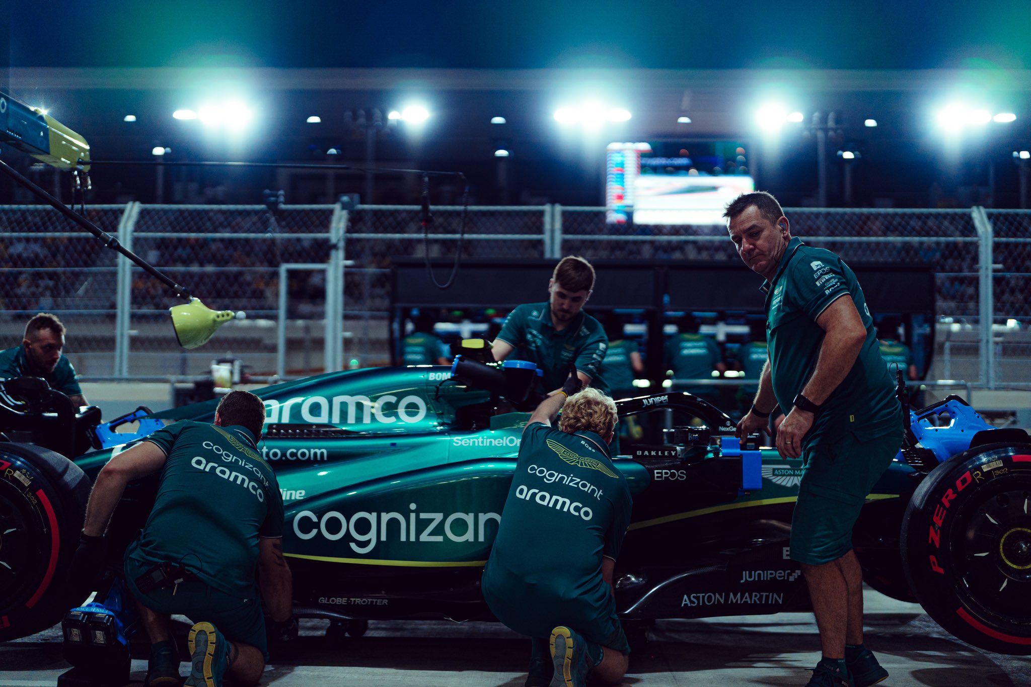 Alonso egyedül is küzd, hogy a McLaren előtt tartsa az Aston Martint