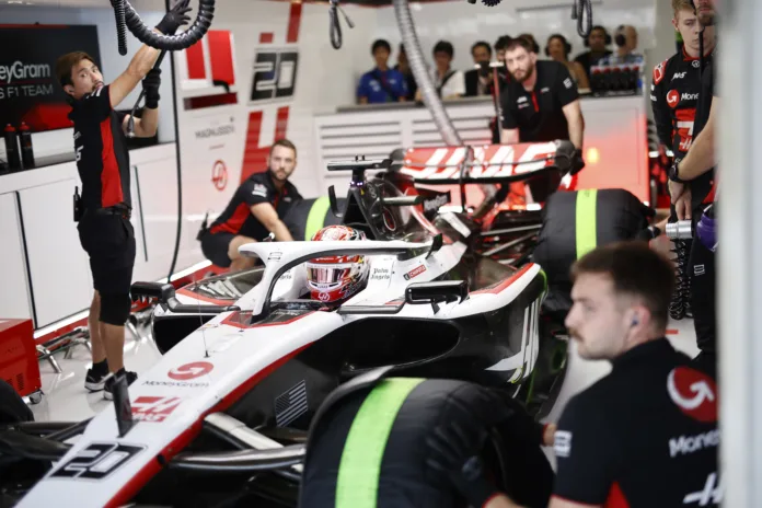 F1 Haas Kevin Magnussen garázs