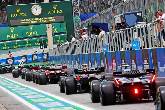 F1 mezőny bokszutca piros lámpa FIA