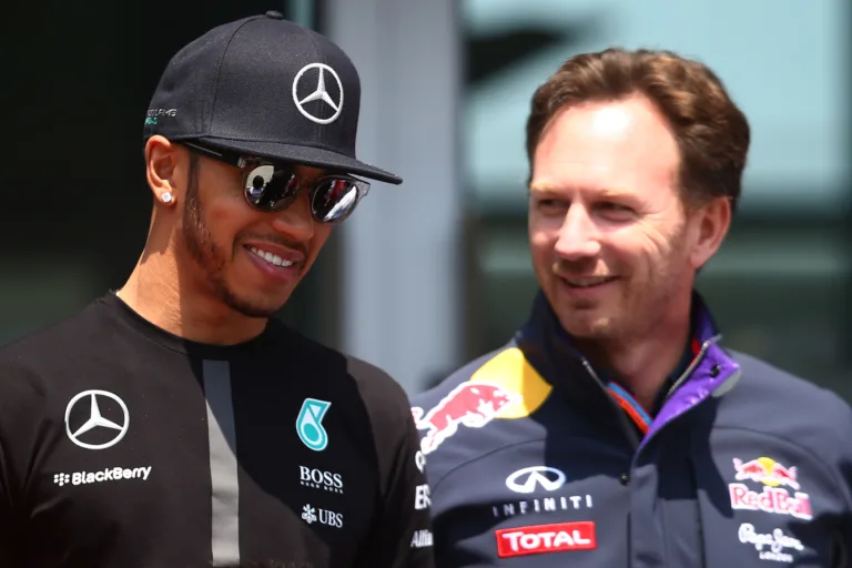 Christian Horner és Lewis Hamilton mosolyog, 2015-ben