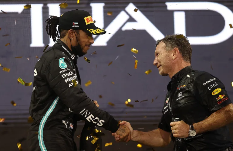 Lewis Hamilton gratulál Christian Horner kezet fog a 2021-es szezonzáró dobogóján