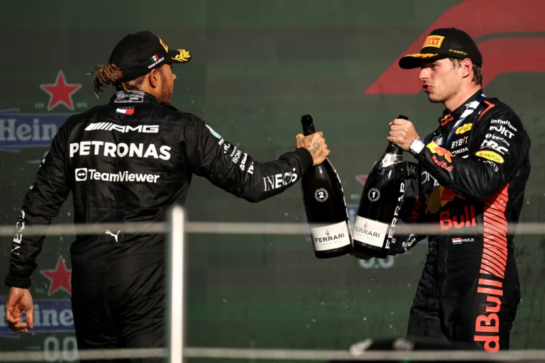 Hamilton és Verstappen koccint a pezsgősüveggel