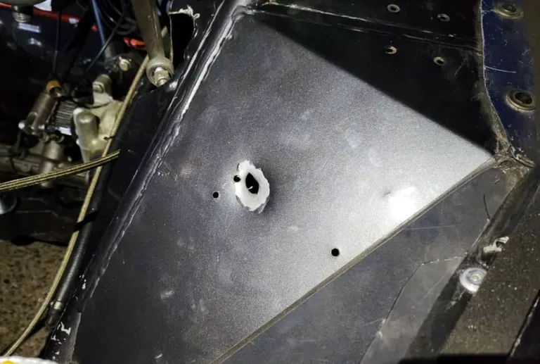 Hihetetlen: golyókat lőttek egy autóversenyző kocsijába
