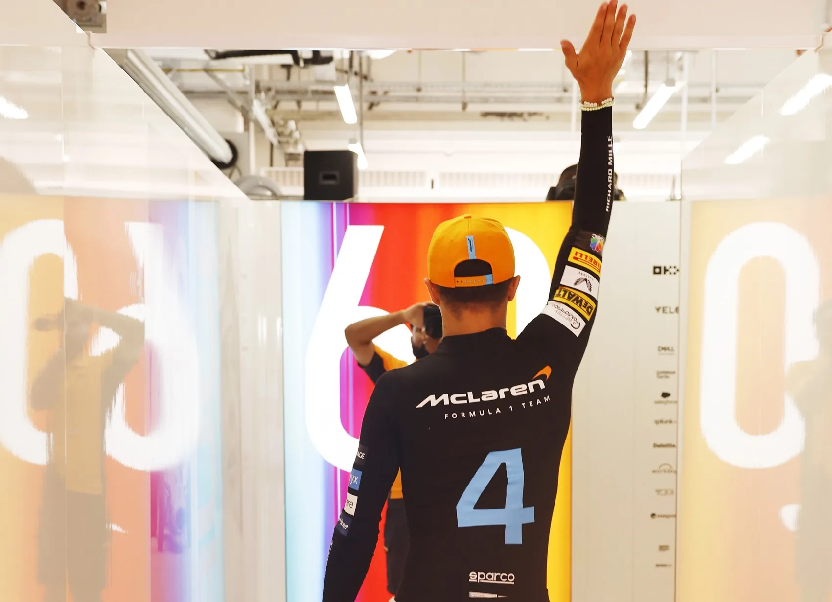 Norris görcsösen vágyik az első alkalomra, ezért túlerőlteti