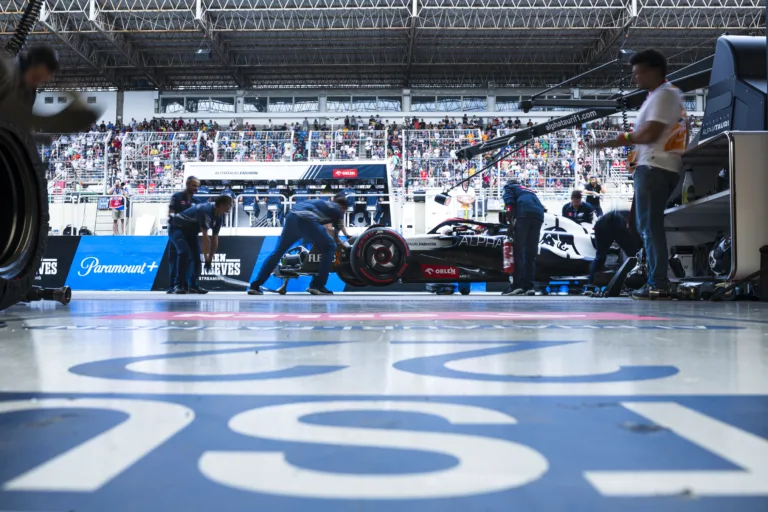 Rivális csapattól és FIA-tól érkező mérnökkel erősít a Red Bull kisebbik csapata