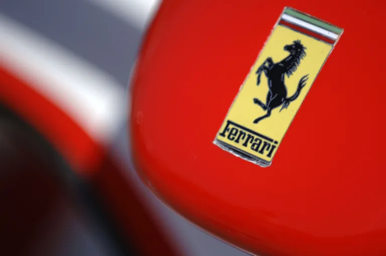 A Maserati helyett már a Ferrarival szövetkezik a klasszis sportoló
