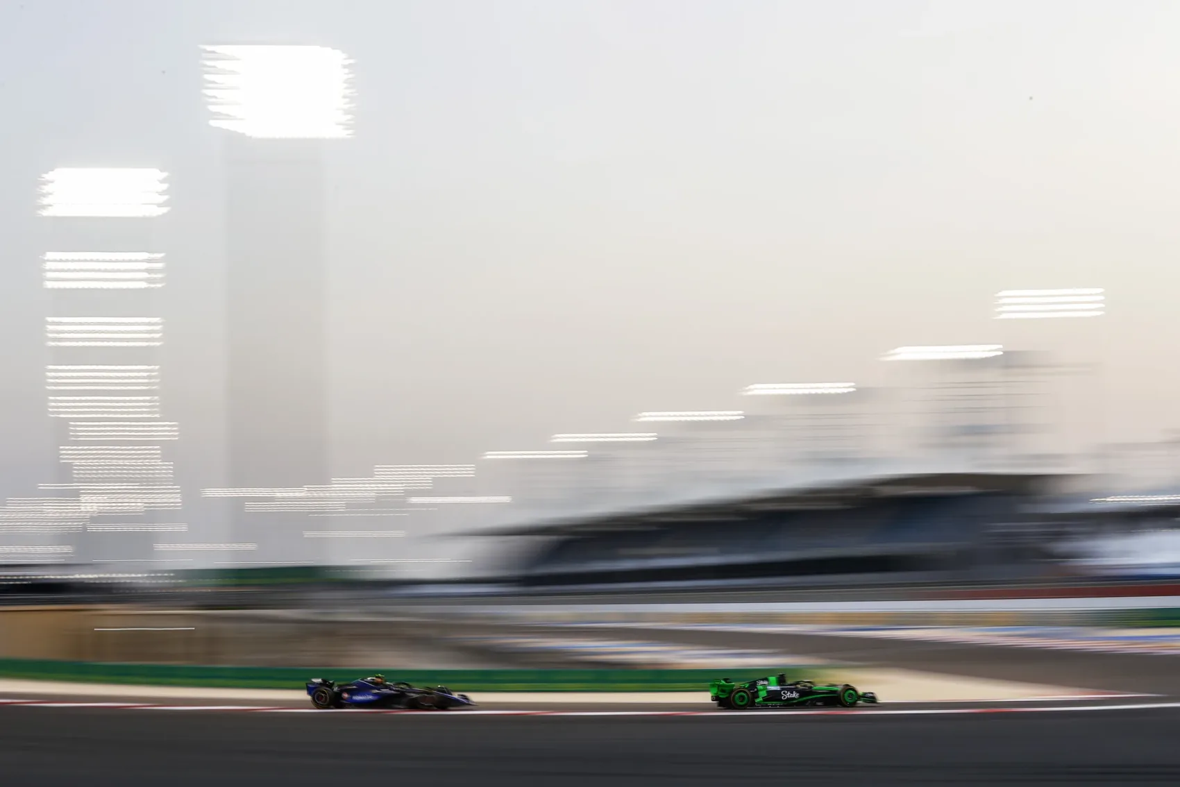 Szokatlan formában indul az F1 szezonja Bahreinben, ez a menetrend