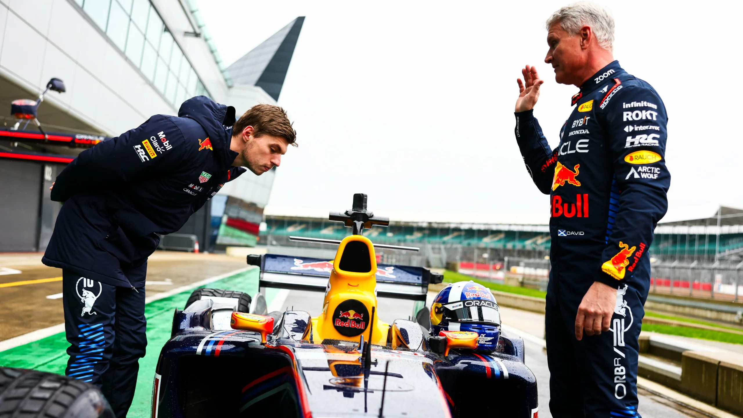 A múlt és a jelen összecsap: egyszerre pályán a Red Bull első és legújabb autója