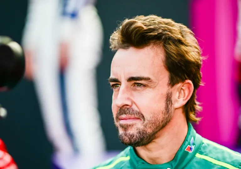 Hivatalos: Alonso többéves szerződéshosszabbítást írt alá az Aston Martinnal