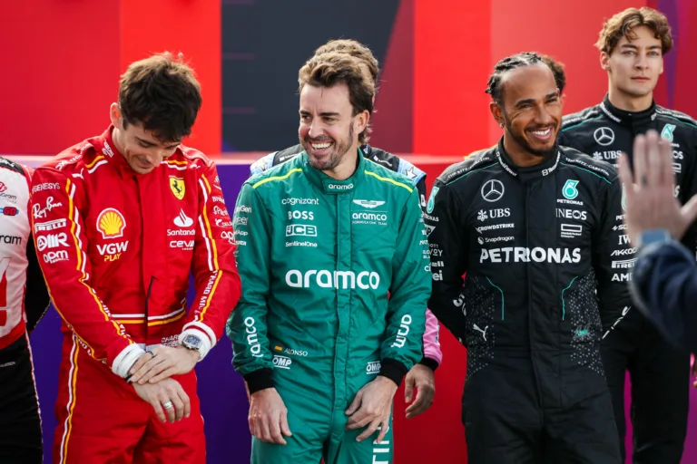 Leclerc távolba réved, Hamilton a kezét tördeli: itt a 2024-es F1-es szezon főcíme!