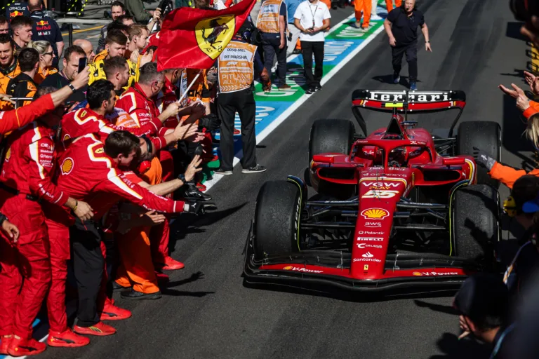 A versenyzők a földre rántják a Ferrari szurkolóit