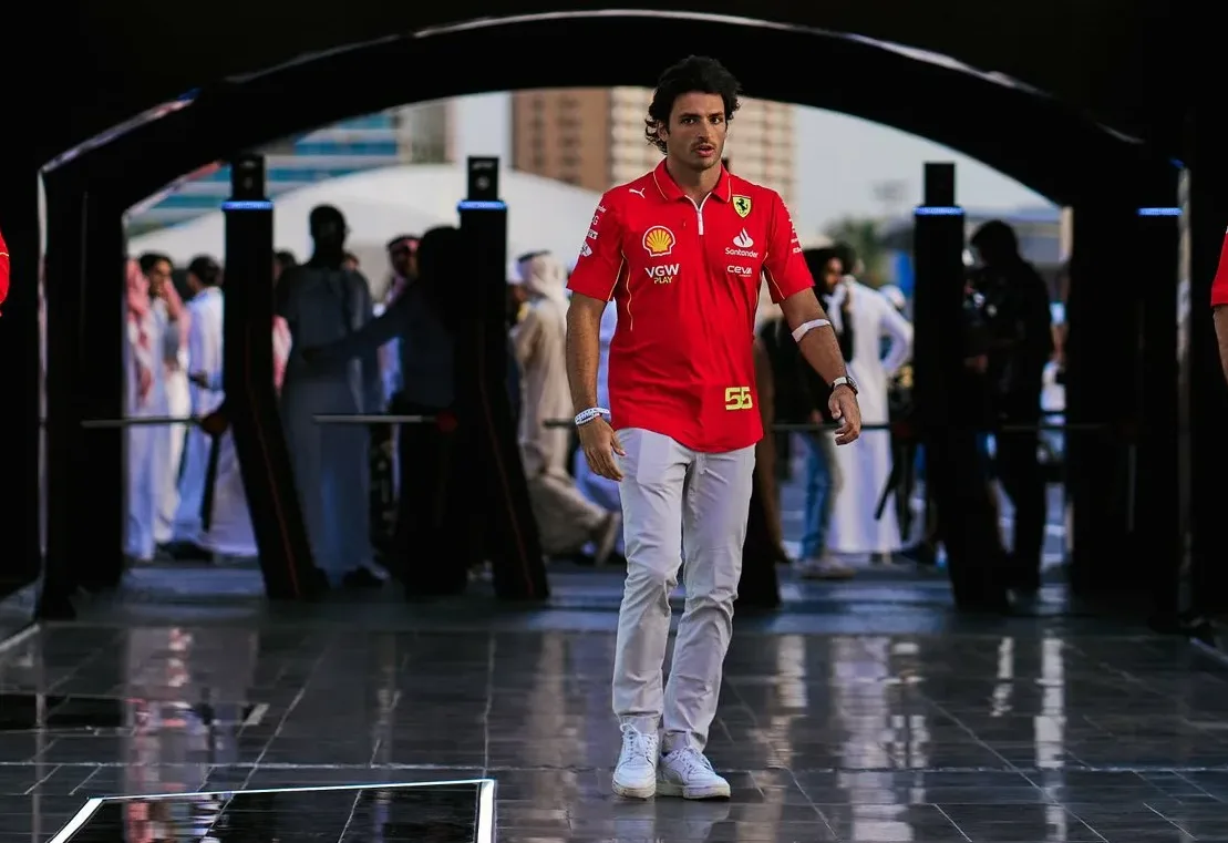 Nemcsak a pályán gyors, de a gyógyulásban is: egy nappal műtétje után Sainz újra a paddockban