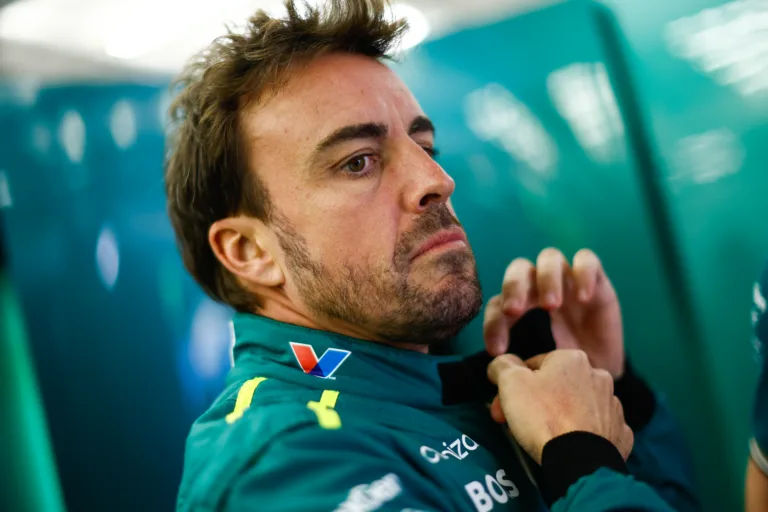 Alonso szerint azért repkednek a pletykák, mert unalmas az F1