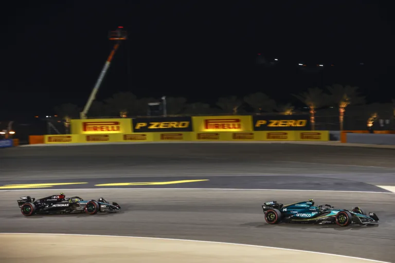 F1-en kívüli pályán csapott össze az Aston Martin és a Mercedes
