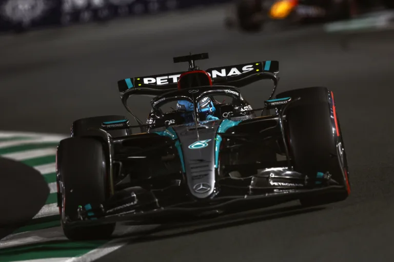 A Mercedes megint a sötétben tapogatózik