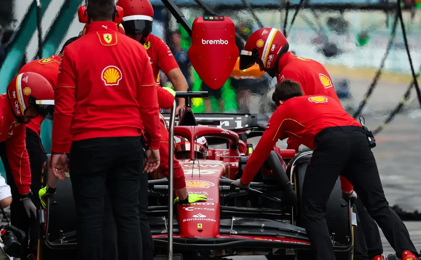 Új sárvédőket megy tesztelni a Ferrari, de belecsempészi saját fejlesztéseit is