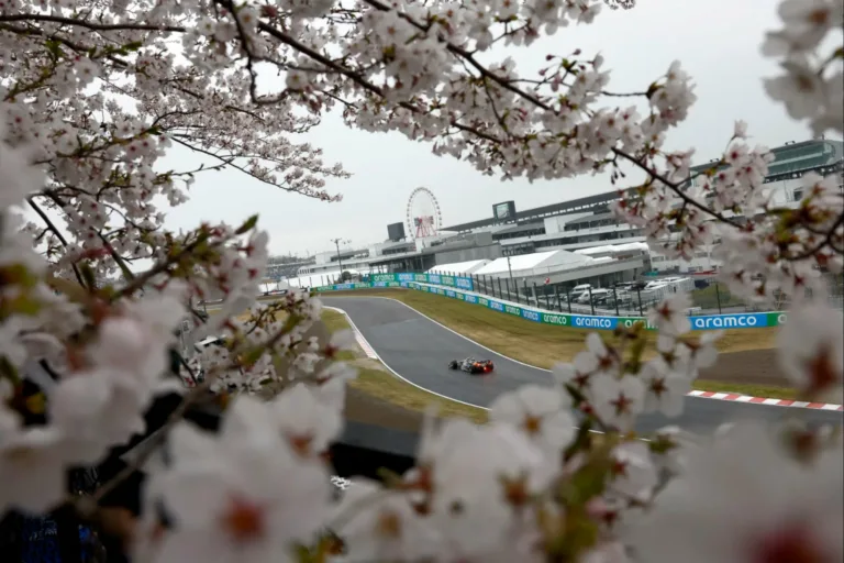 A McLarené lett a Japán Nagydíj esős második szabadedzése, Verstappen autóba sem ült