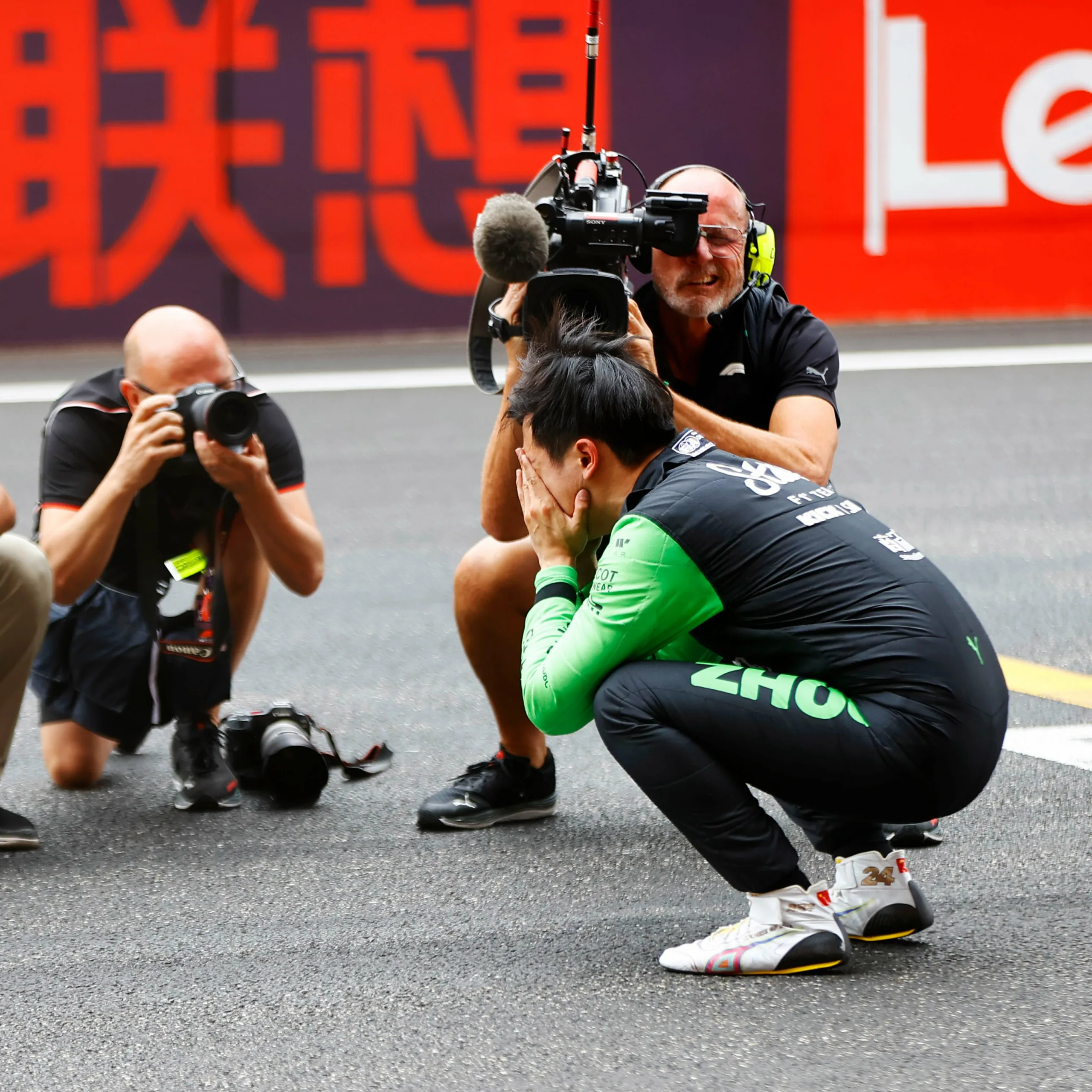 Autóversenyző a 14. helyért akkora ünneplést még nem kapott, mint a Kínai Nagydíjon a hazai hős