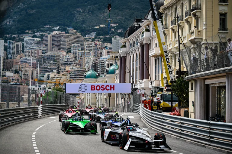 Monacóban és klasszikus pályákon is rendeznek a hétvégén autóversenyeket
