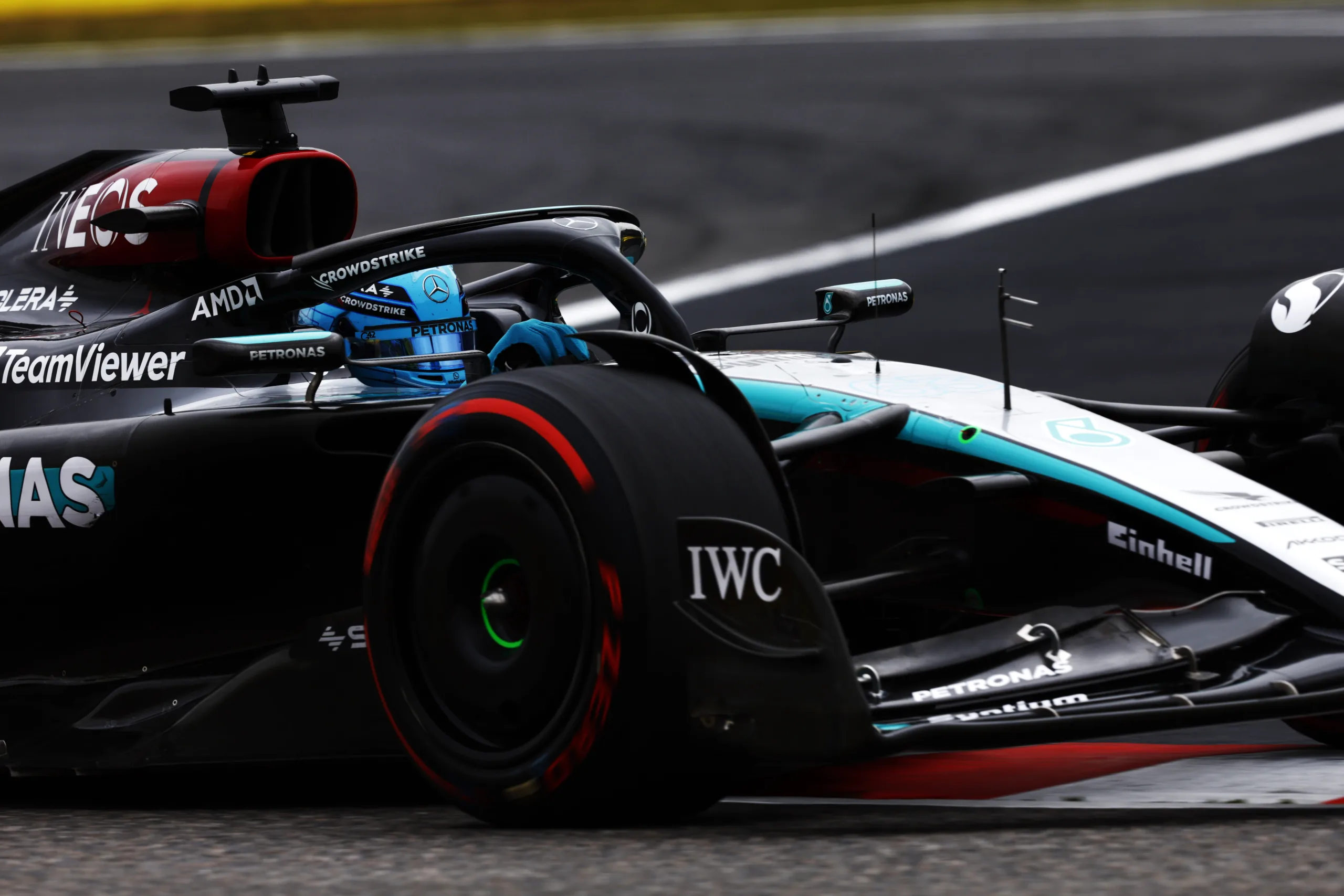 Russell felfejtette a Mercedes-paradoxont: minél gyorsabb az autó, annál többet veszít