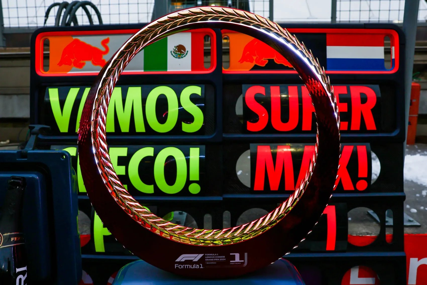 A Red Bull szerelői hulahoppkarikának használták a kínai trófeákat