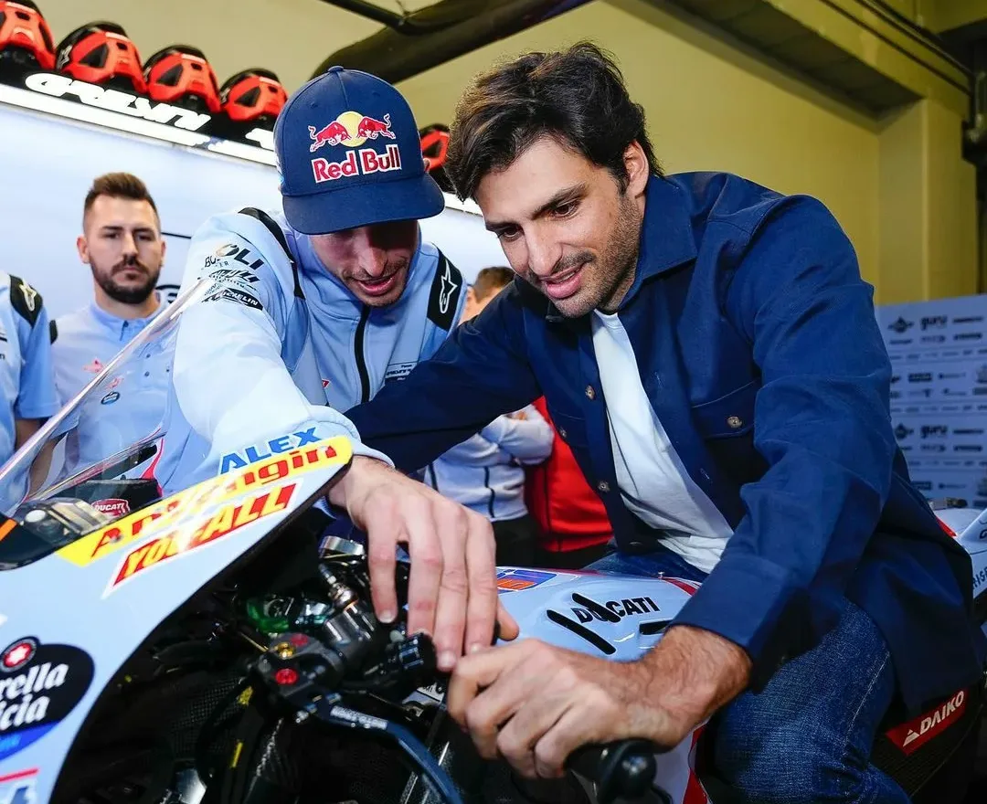 Nem csak azért ment el Sainz a MotoGP-re, hogy átadjon egy díjat