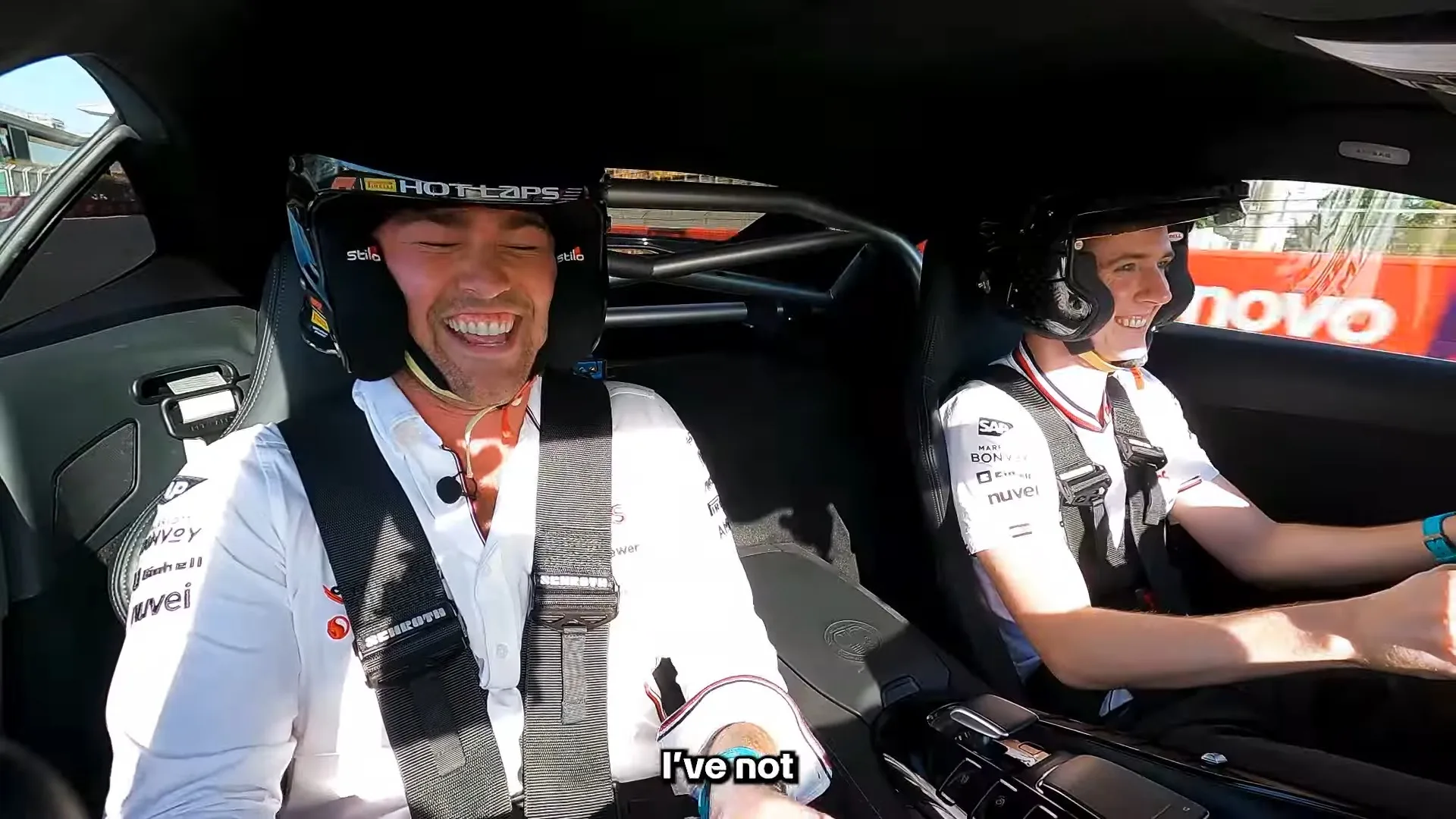 Ismerjük el, egy nőnek sokkal jobban áll a sikítozás, amikor körbeszáguldanak vele egy F1-es pályán