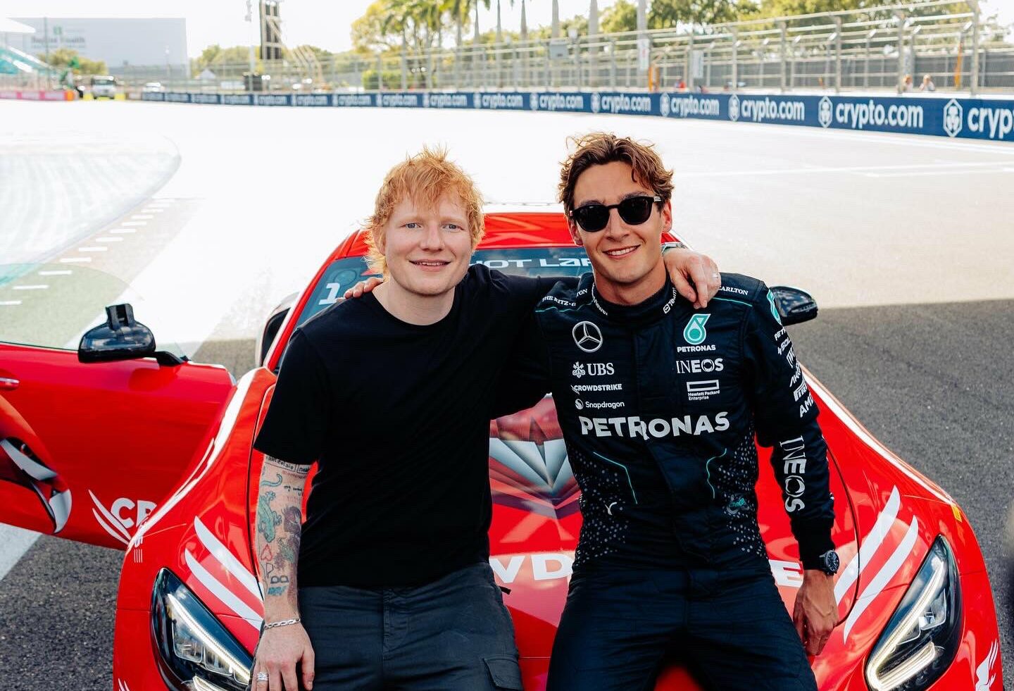Ed Sheeran egy Aston Martint már összetört, most izzadt tenyérrel szállt ki Russell mellől